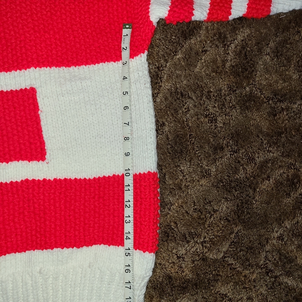 Fun Hand-knit Sweater - Picture 4 of 8